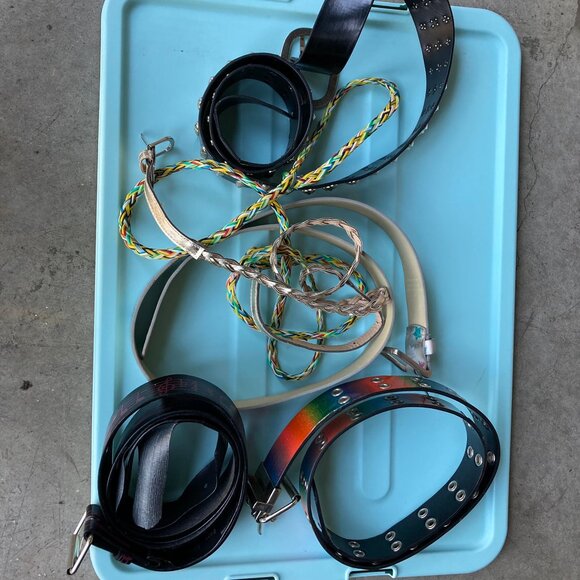 Box of assorted belts (5) - Picture 1 of 15